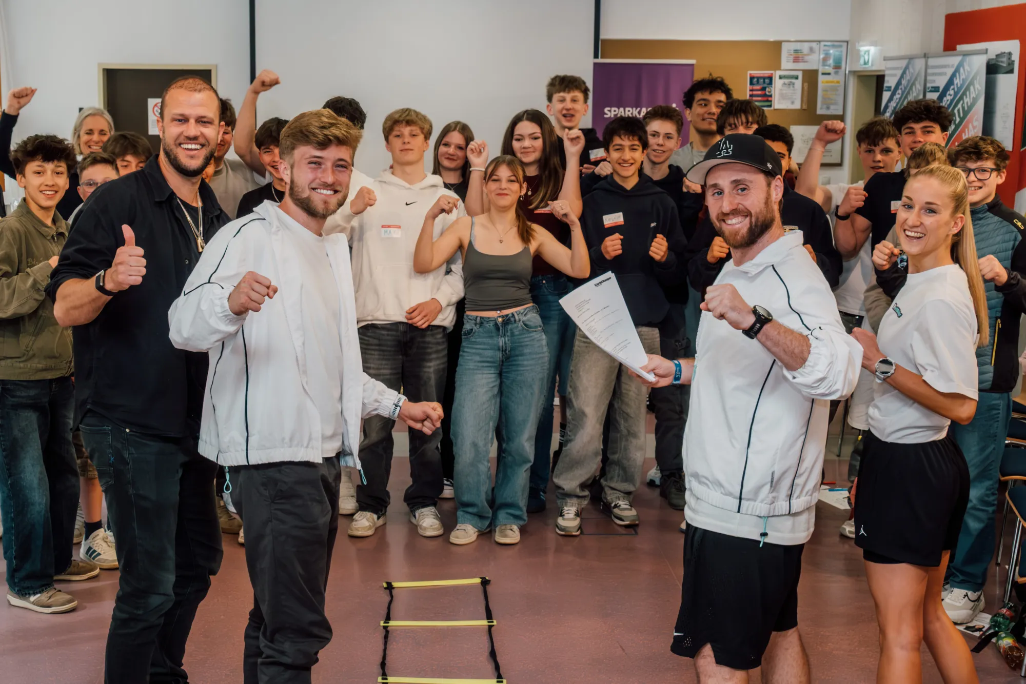 Schüler:innen mit erhobenen Fäusten nach dem Selbstzweifel-Modul
