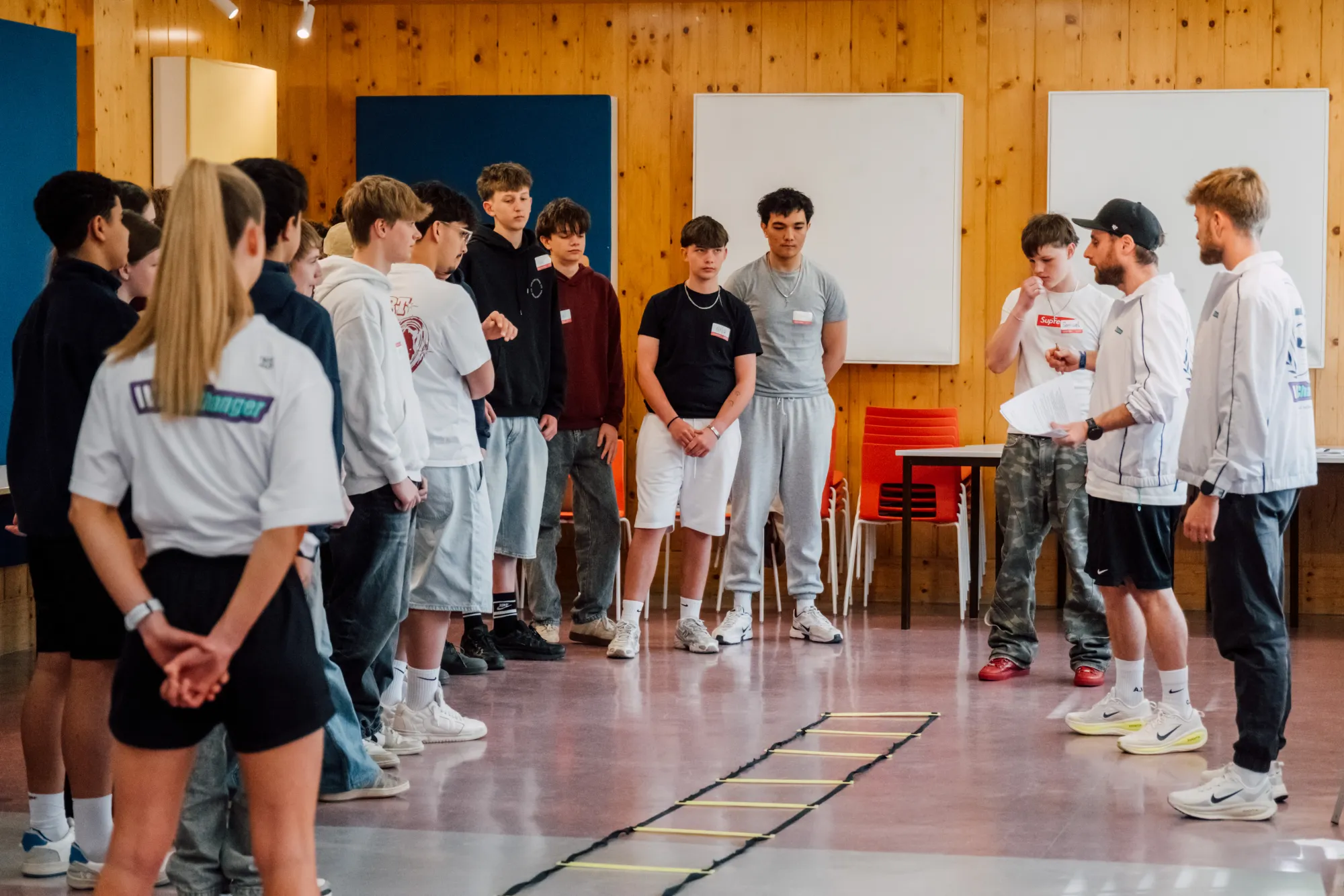 Workshop-Gruppe in Aktion mit Trainer:innen