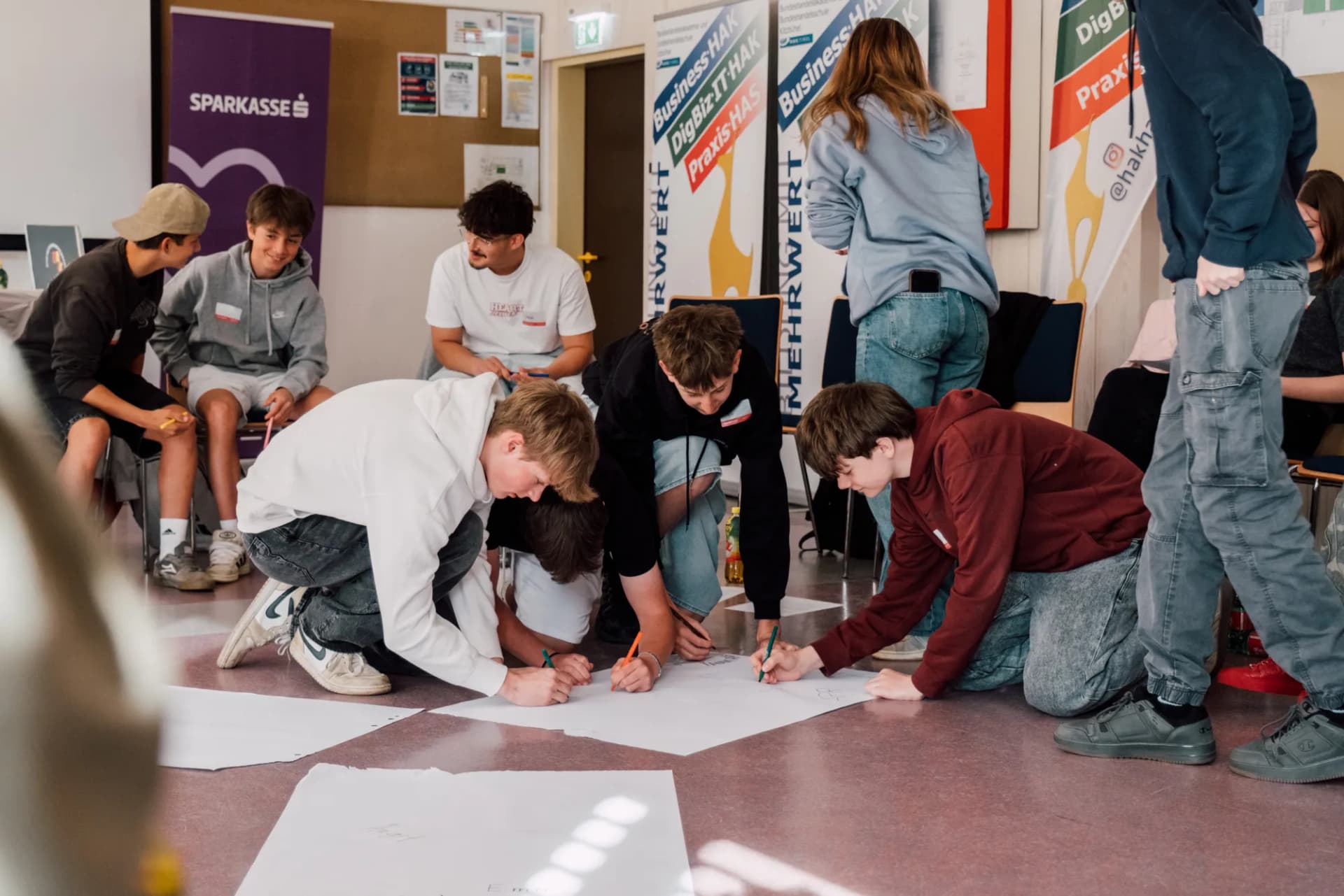 Schüler:innen erarbeiten gemeinsam Übungen am Boden